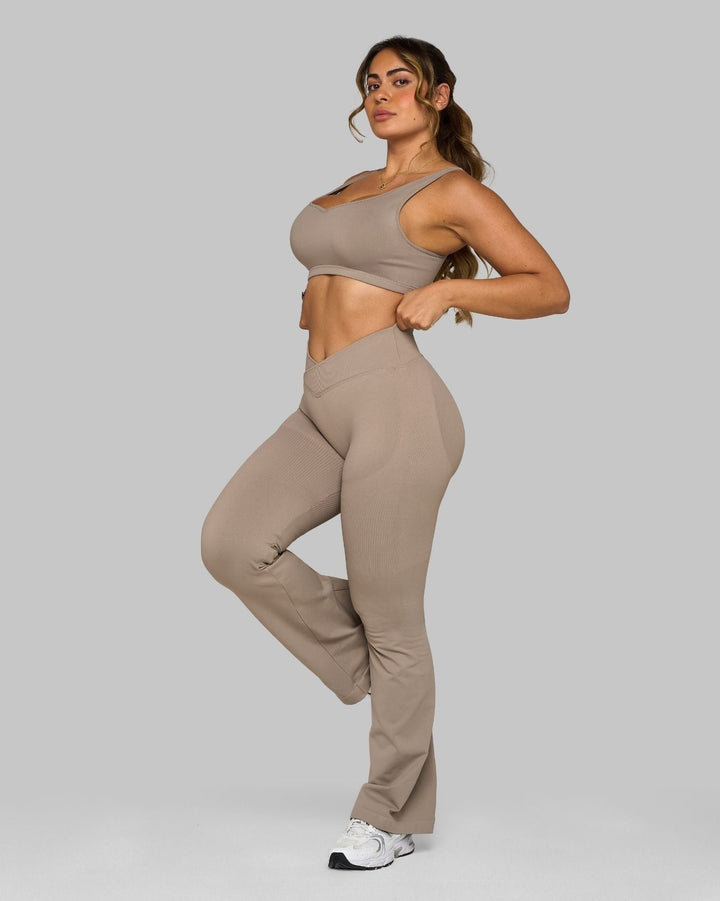 Elevate™ Sculpting Mid V-Waist Flare Leggings | Latte